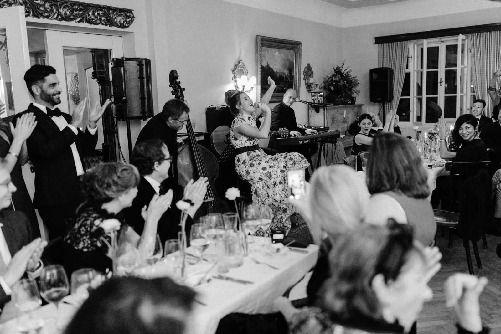 Gäste singen nach dem Dinner mit der Band mit